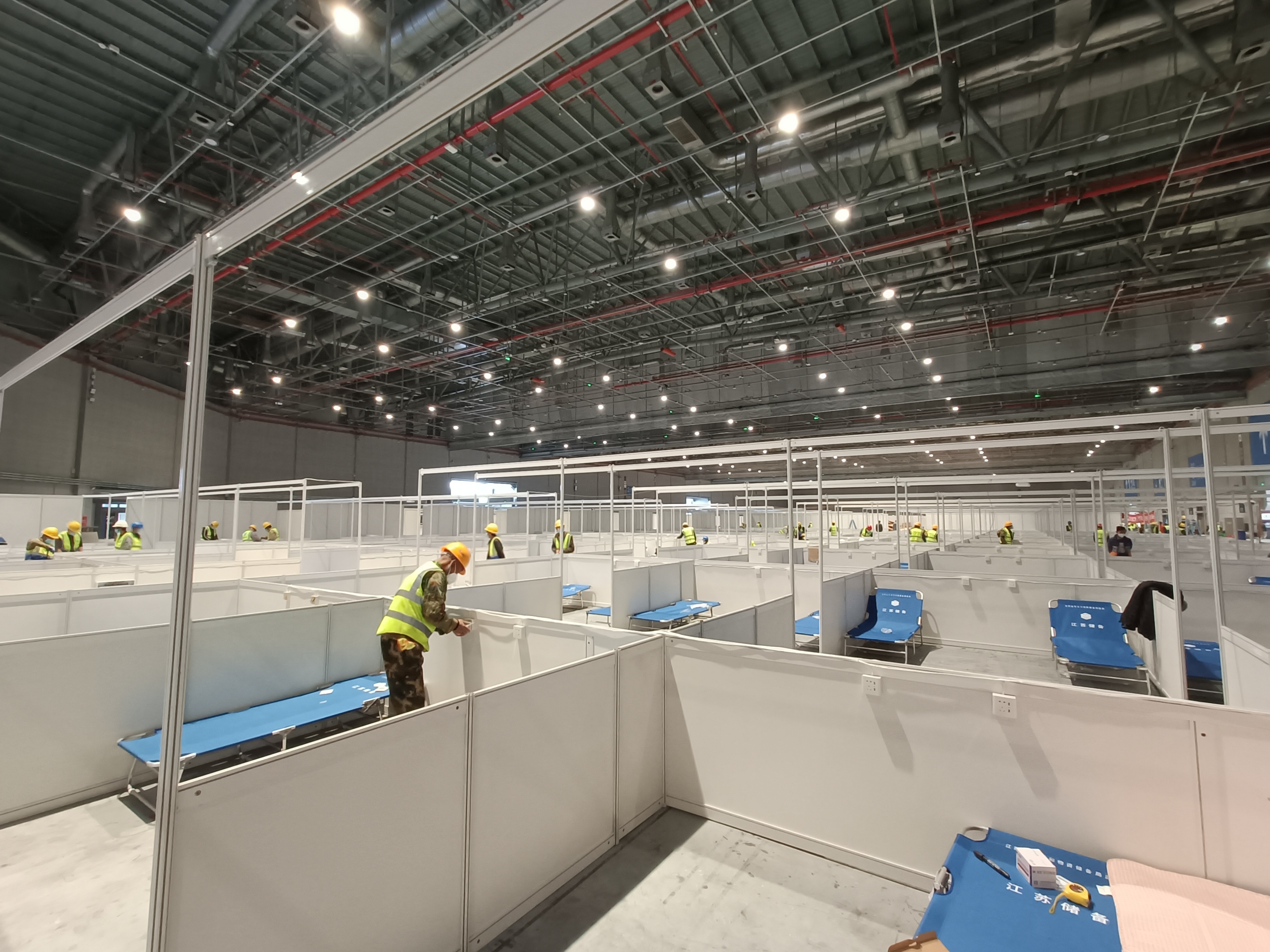 图2:中建二局国家会展中心(上海)方舱医院施工现场。刘芮州 摄.jpg 图2:中建二局国家会展中心(上海)方舱医院施工现场。刘芮州 摄.jpg