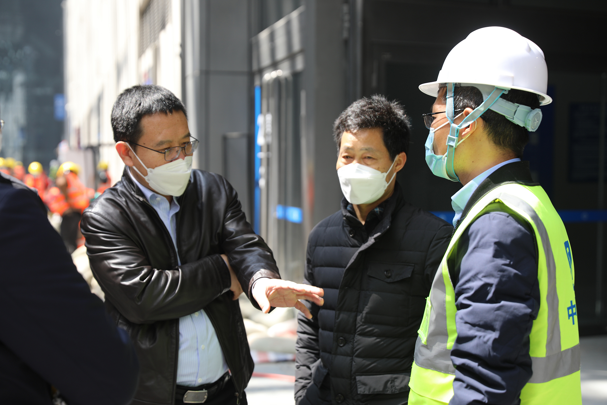 图3:中建二局国展中心(上海)方舱医院项目指挥团队领导讨论施工计划。齐乃昊 摄.jpg 图3:中建二局国展中心(上海)方舱医院项目指挥团队领导讨论施工计划。齐乃昊 摄.jpg