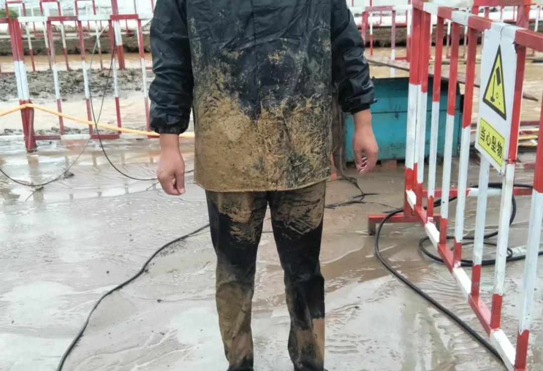 工作服.jpg 工作服.jpg