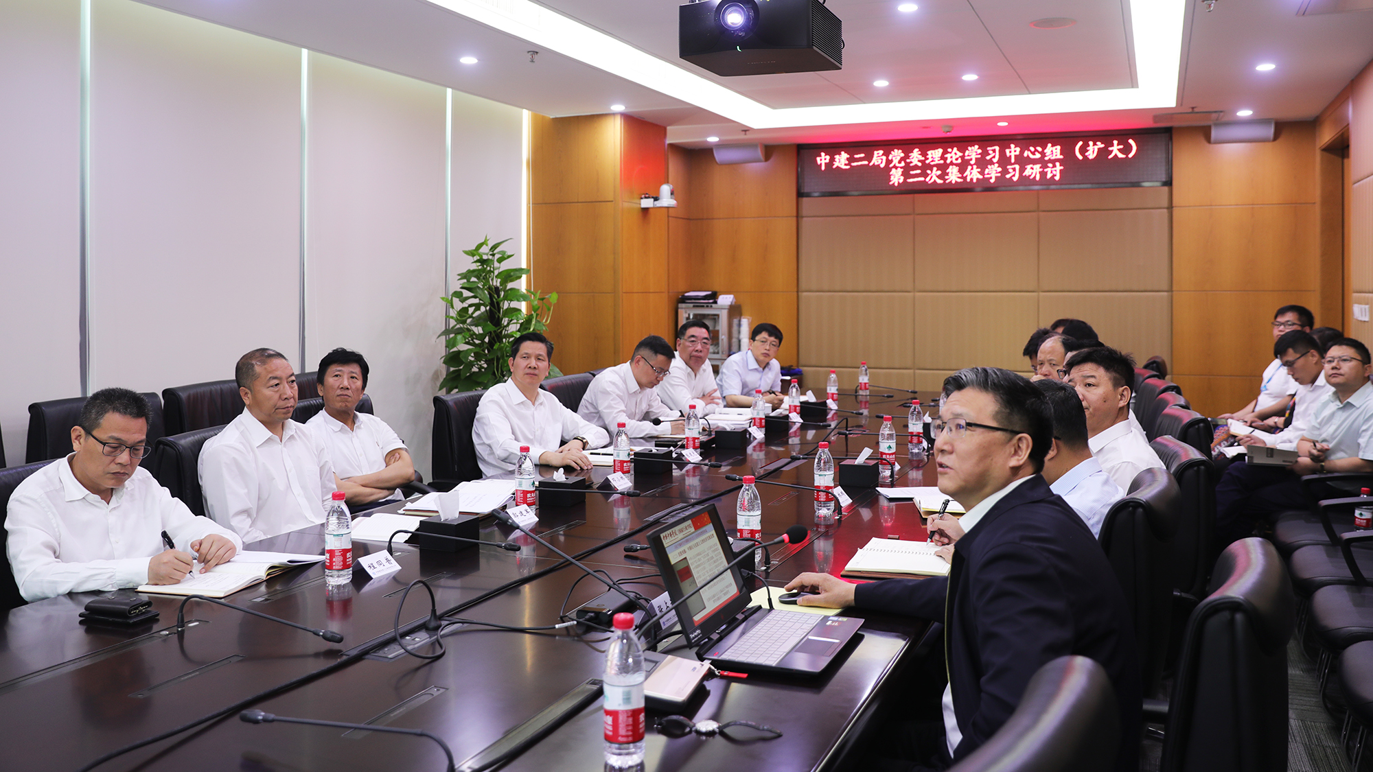 局党委开展理论中心组(扩大)第二次集体学习研讨.jpg 局党委开展理论中心组(扩大)第二次集体学习研讨.jpg