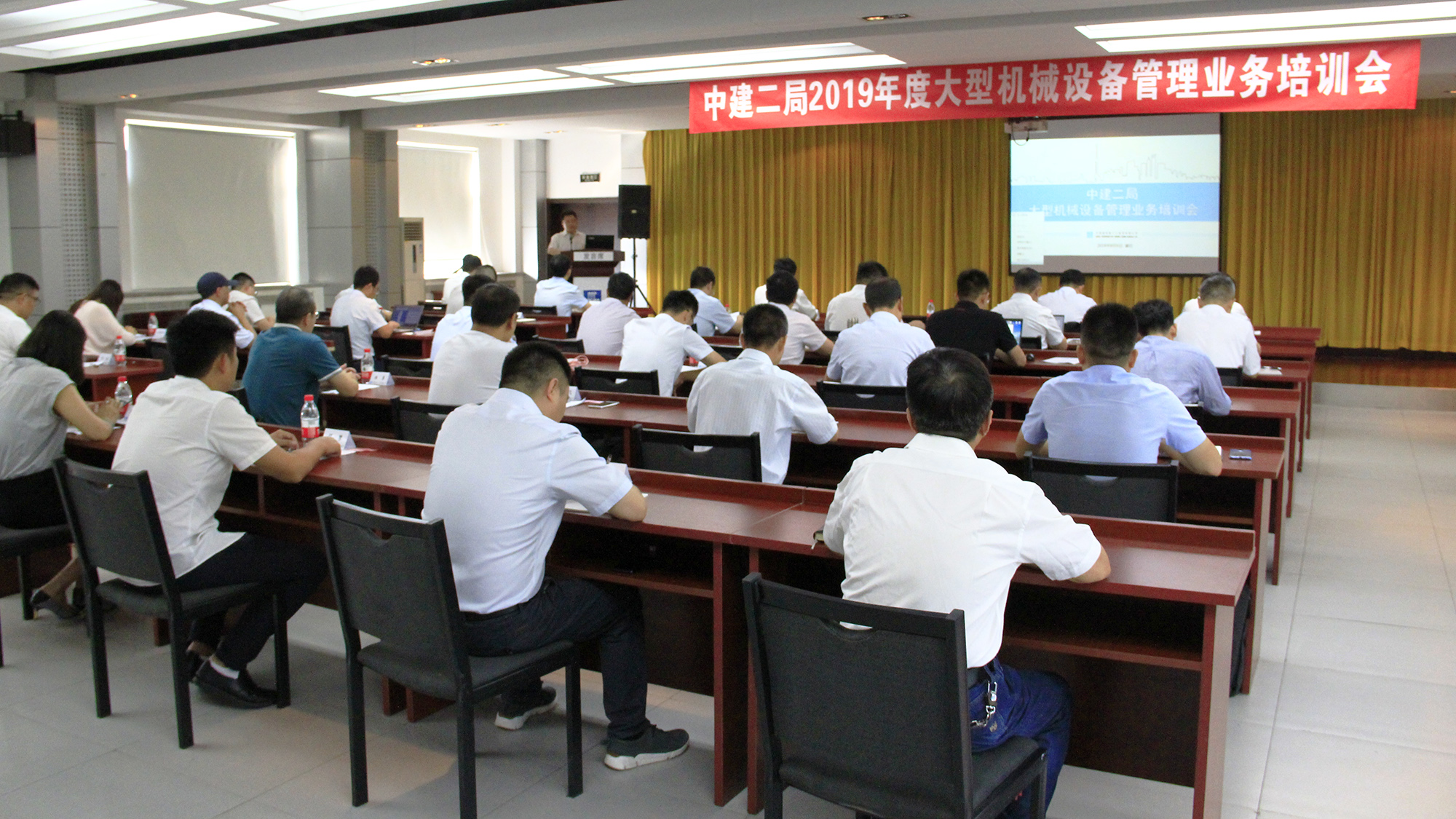 【网站】大型机械设备培训会在廊坊召开.jpg