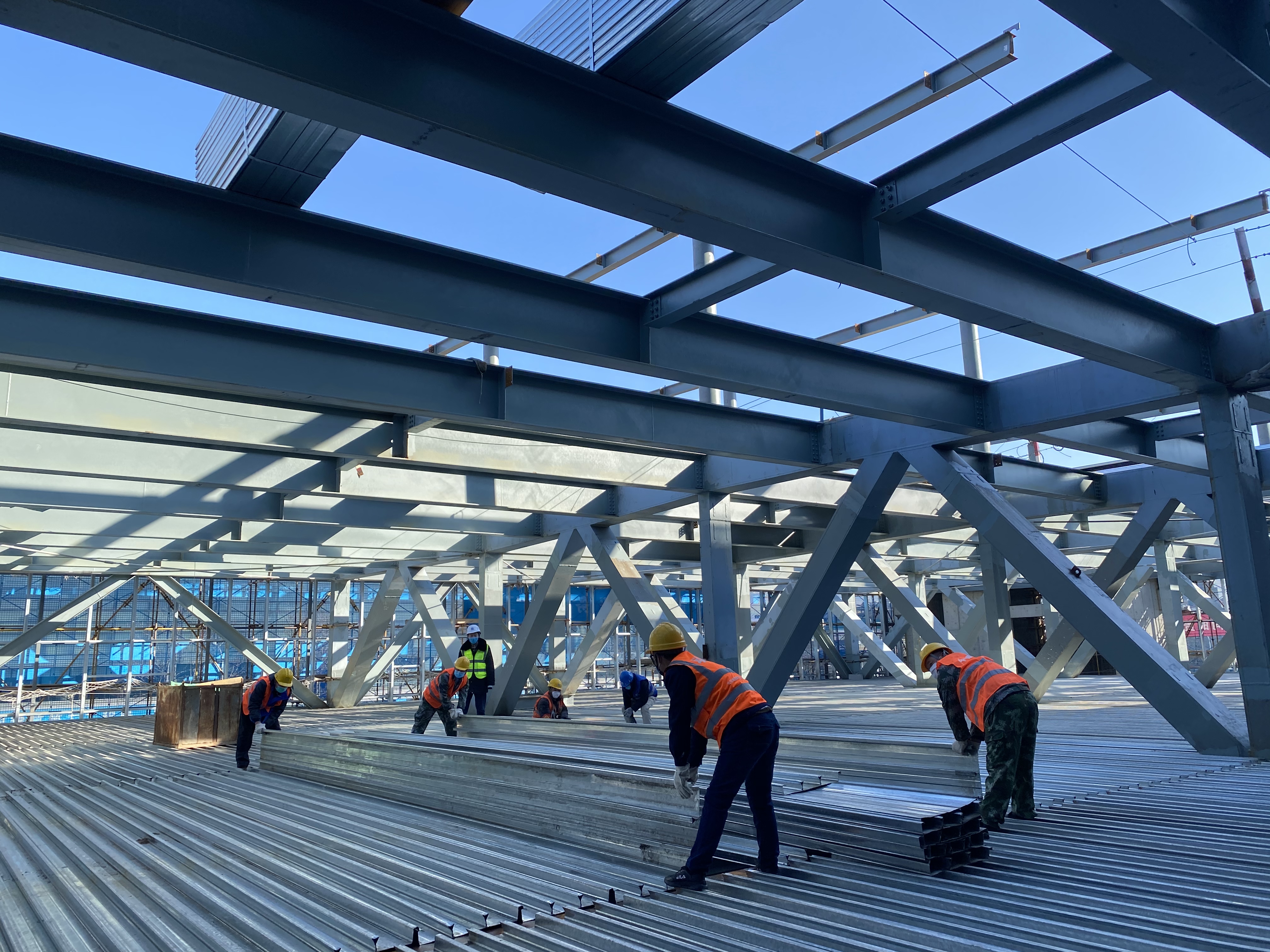 1-国家体育馆2022北京冬奥改建项目施工现场，工人正在搬运顶棚安装材料 (2).jpg